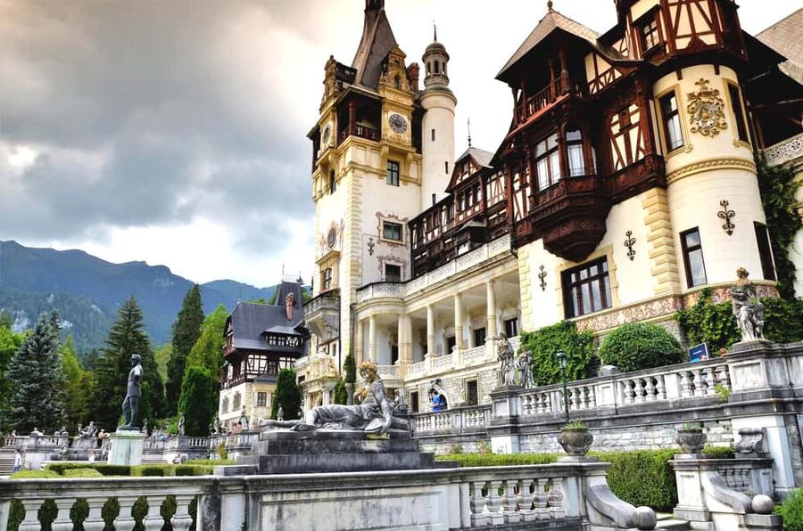 1-Day Guided Tour: Bucharest-Peles, Dracula Castle & Brasov - The three-hour return matters