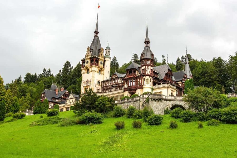 1-Day Guided Tour: Bucharest-Peles, Dracula Castle & Brasov - Guide languages and audio options