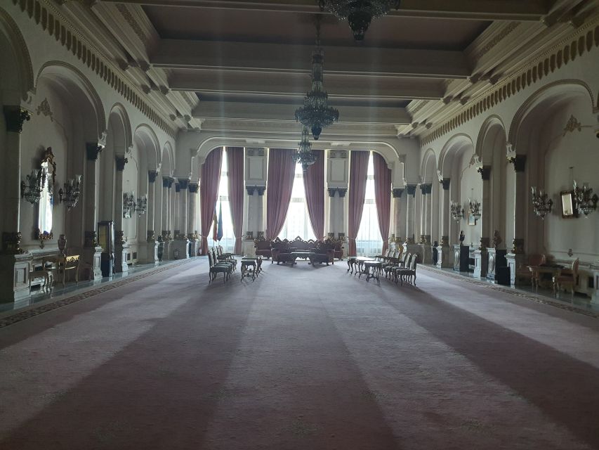 6h Communism Tour in Bucharest with Ceausescu Mansion - What the private format adds