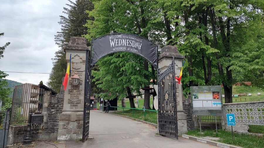 Brasov: Bran, Peles and Cantacuzino Castles Day Tour - Peles Castle in Sinaia: the visual high point