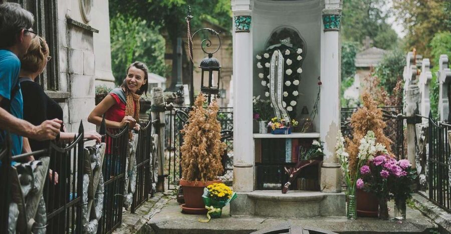 Bucharest: 3-Hour Dark History Tour with a Local - Bellu Cemetery, Bucharest’s open-air gallery