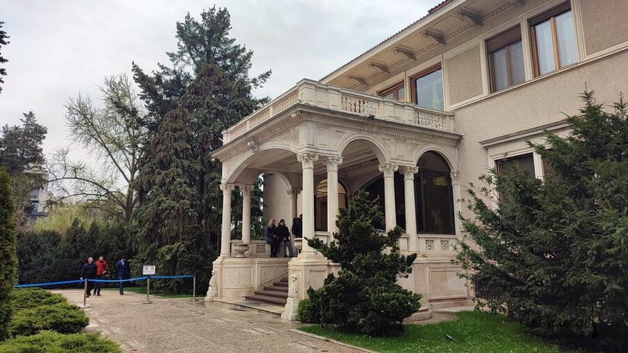Bucharest city tour by car - The Arch of Triumph and Herastrau area