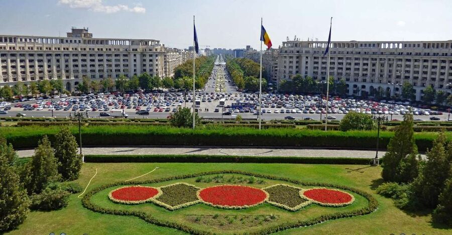 Bucharest: Communist Tour including Ceausescu Residence - A working-class neighborhood and daily life