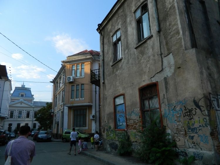 Bucharest: Half Day Bike Tour - The café break and the four-hour rhythm
