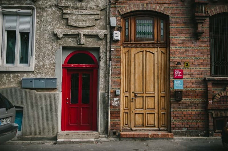 Bucharest: Hidden Gems 2.5-Hour Walking Tour - Guides, group size, and the feel of the walk