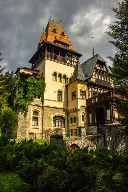 Bucharest: Peles Castle, Bran Castle & Brașov Day Tour - Bran Castle, Dracula, and the real fortress
