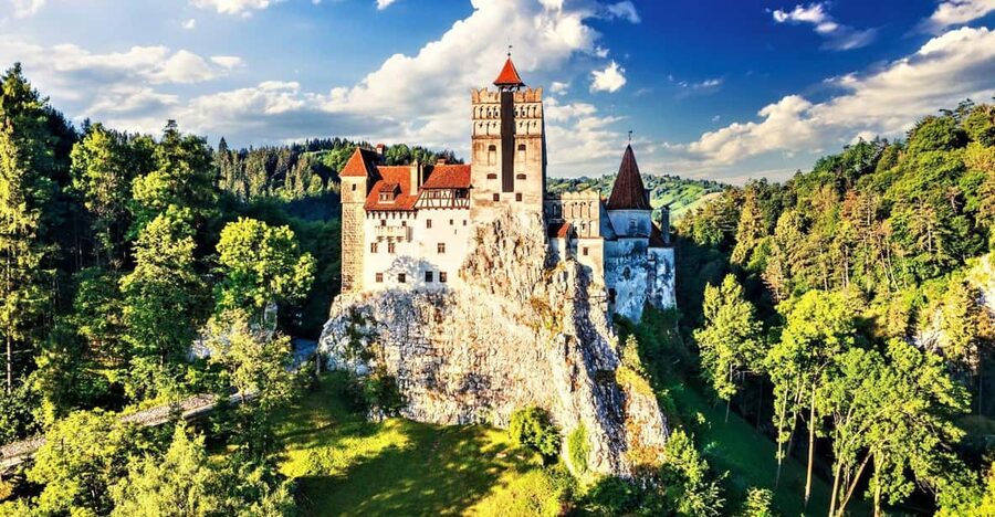 Bucharest: Peles Castle, Bran Castle, & Brasov Old Town Tour - Peleș Castle and the mountain town of Sinaia