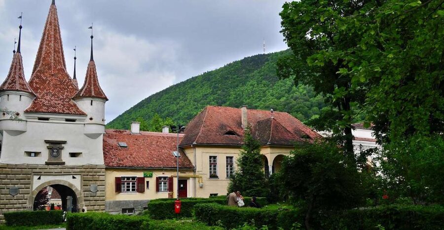 Bucharest: Peles Castle, Dracula's Castle and Brasov Tour - Brașov’s old streets and the Black Church