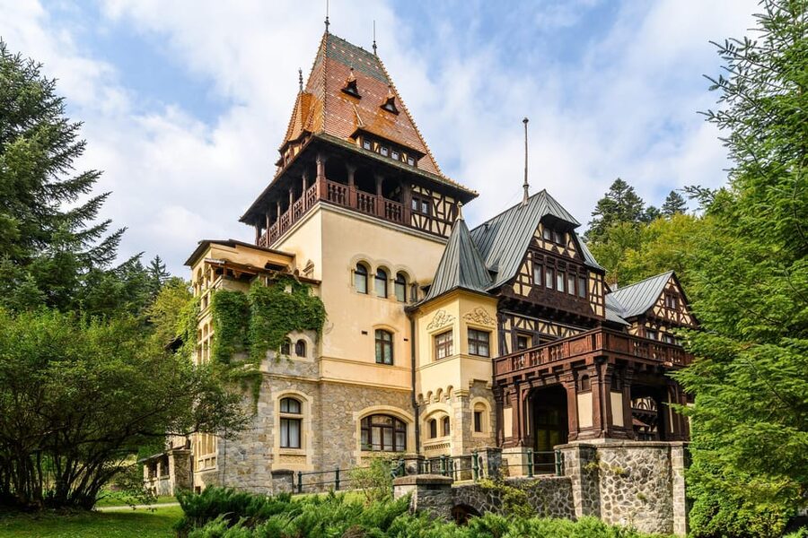 Bucharest: Peles & Dracula's Castle and Brasov Full-Day Trip - Brașov, the day’s most relaxed stop