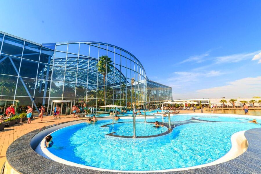 Bucuresti: Therme Bucharest Evening Entry Ticket & Transfer - The lighting and botanical setting after dark