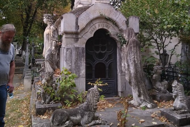 Darkside Tour of Bucharest - small group - Bellu Cemetery: one hour among monuments and mysteries