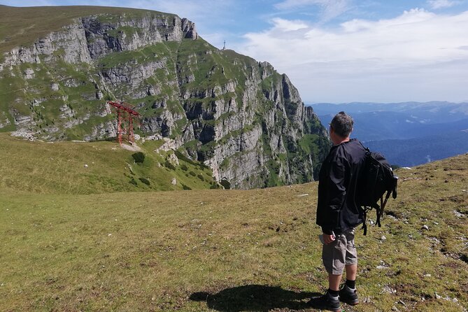 Day Hike in Carpathian Mountains for all levels in five areas - Meeting your guide in Brasov’s old town