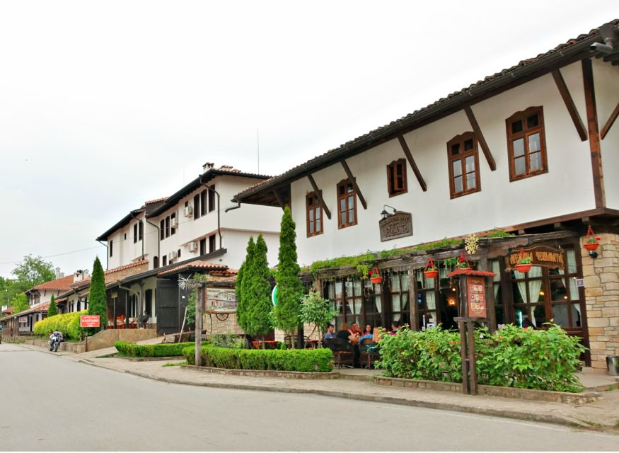Day Trip to Bulgaria and Veliko Tarnovo from Bucharest - Guides, driving, and group size