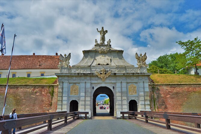 Exclusive Tour: Corvin Castle, Alba Iulia and traditional villages from Sibiu - The Rășinari Viewpoint and Carpathian Peaks