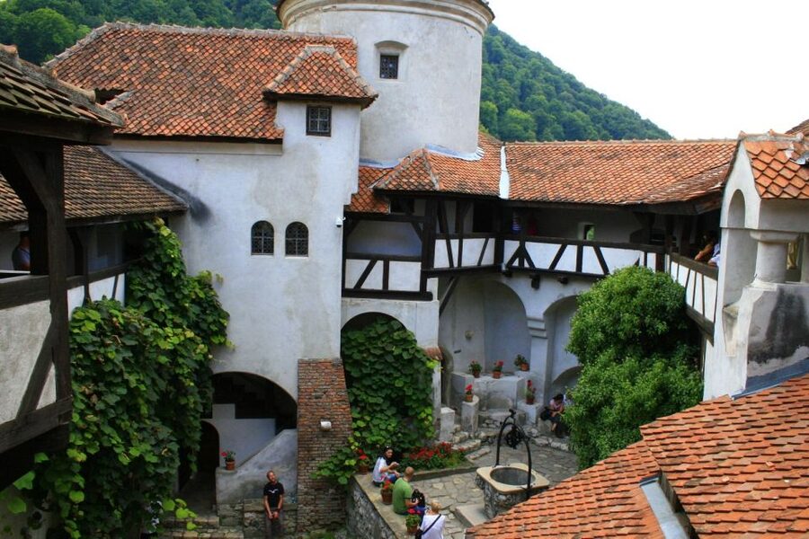From Sibiu: Day Tour to Brasov and Dracula's Castle - Lunch in Bran: useful time, not a guaranteed feast