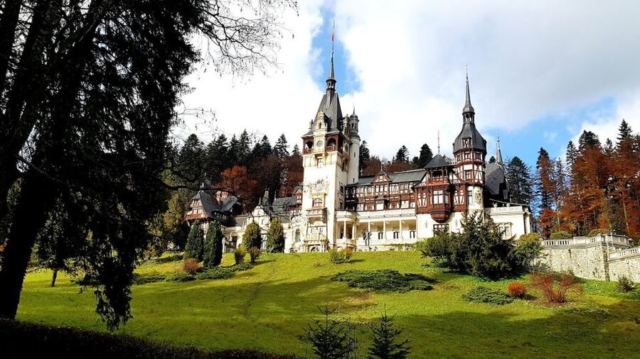 Peleș Castle, Bran Castles and Brasov City - Private Tour - Bran Castle and the Dracula question