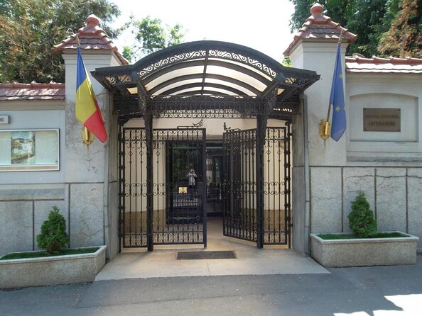 Private: RedPatrol Bucharest Contrasts Tour in a Vintage Car - Key points at a glance