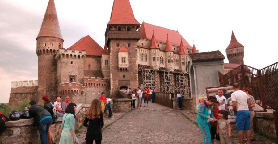 Sibiu: Alba Iulia and Corvin Castle Guided Tour - Walking Alba Iulia’s Vauban citadel