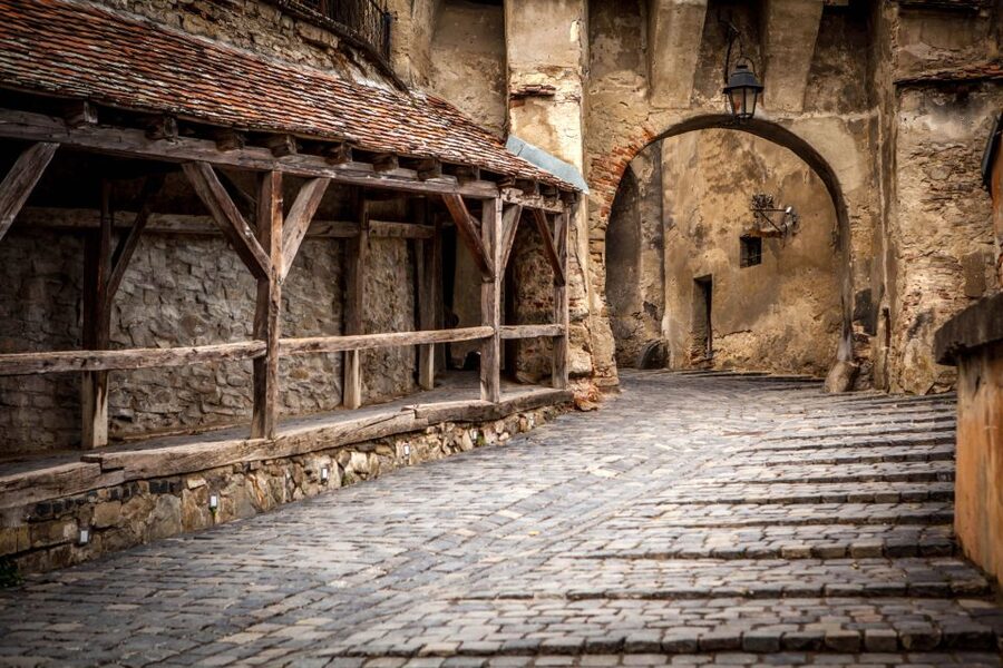 Sighisoara: Candlelight Tour of Dracula's Home Town - How the evening atmosphere affects the experience