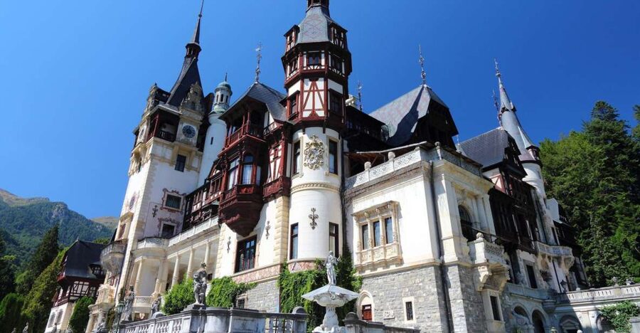 Sinaia: Peleș Castle Tour with An Expert Guide - Meeting at the fountain outside Peleș Castle