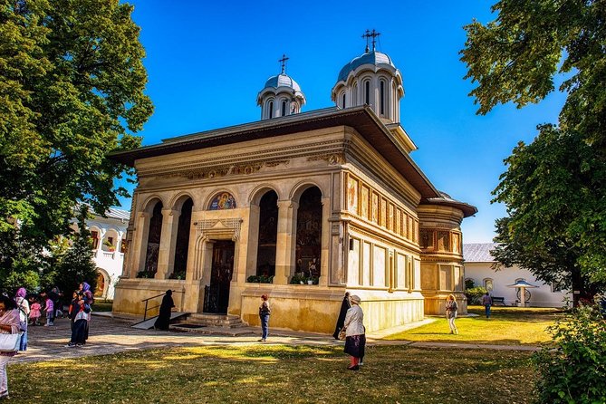 Small Group Tour to Mogosoaia Palace and Snagov Monastery - How the guides shape the outing