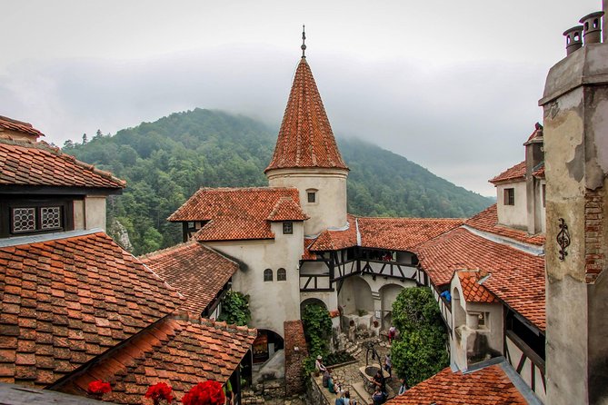Tour of the 3 Castles: Bran, Rasnov and Peles in Spanish (native Spanish guide). - Bran Castle: history, Gothic walls, and the Dracula question