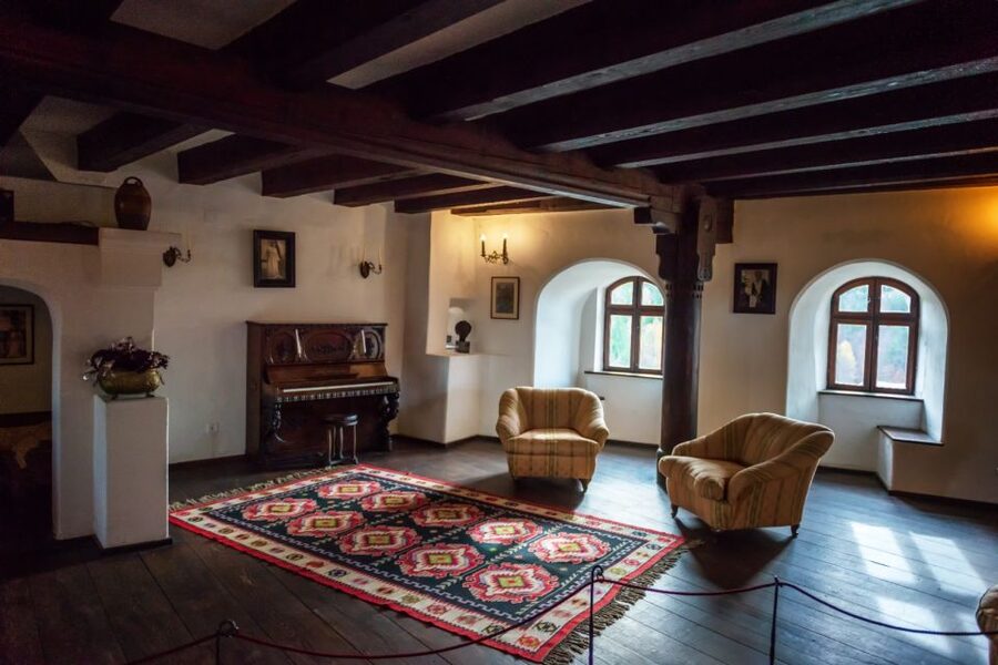Transylvania Tour: Dracula's Castle, Peles Palace & Brasov - Three famous sights in one demanding day